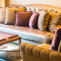 Cum Po?i Decora o Canapea: Sfaturi ?i Idei pentru un Aspect Uimitor