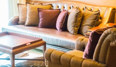 Cum Po?i Decora o Canapea: Sfaturi ?i Idei pentru un Aspect Uimitor