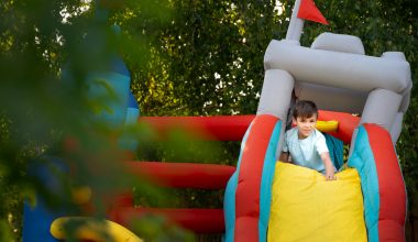 Cum dimensionez cablurile electrice si prelungitoarele pentru siguranta unui topogan gonflabil?