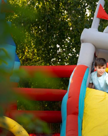 Cum dimensionez cablurile electrice si prelungitoarele pentru siguranta unui topogan gonflabil?