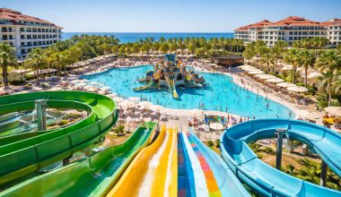 Cum te ajuta Viva Holidays sa gasesti cazari aproape de parcuri acvatice?