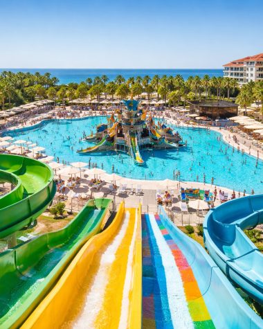 Cum te ajuta Viva Holidays sa gasesti cazari aproape de parcuri acvatice?